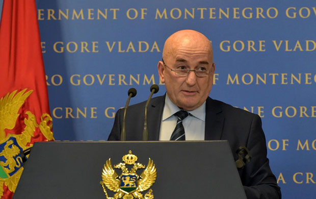 Странци дижу Вериге у Боки